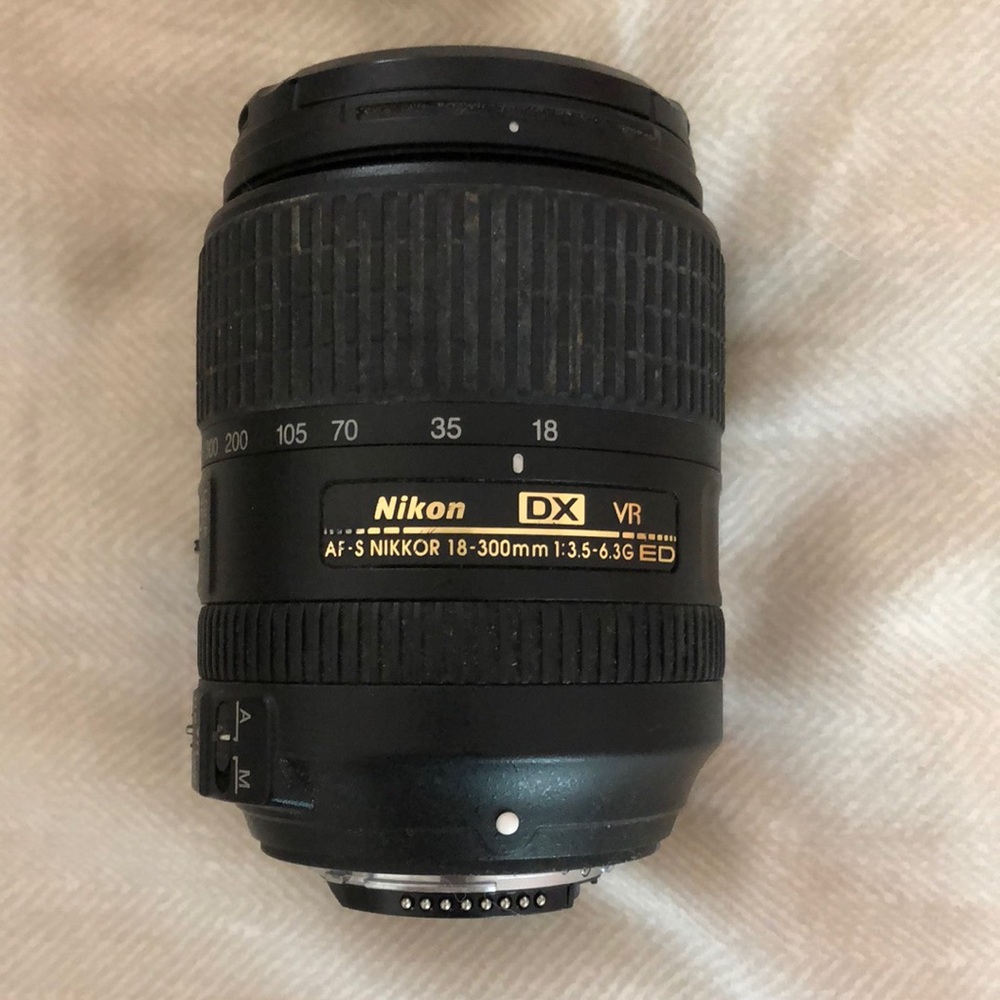 Nikon 18-300mm f/3.5-6.3G ED IF AF-S DX NIKKOR VR Lens with hood